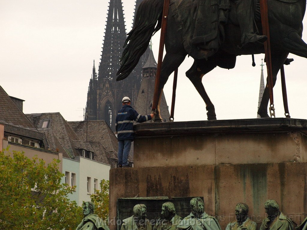 Reiterdenkmal kehrt zurueck auf dem Heumarkt P81.JPG